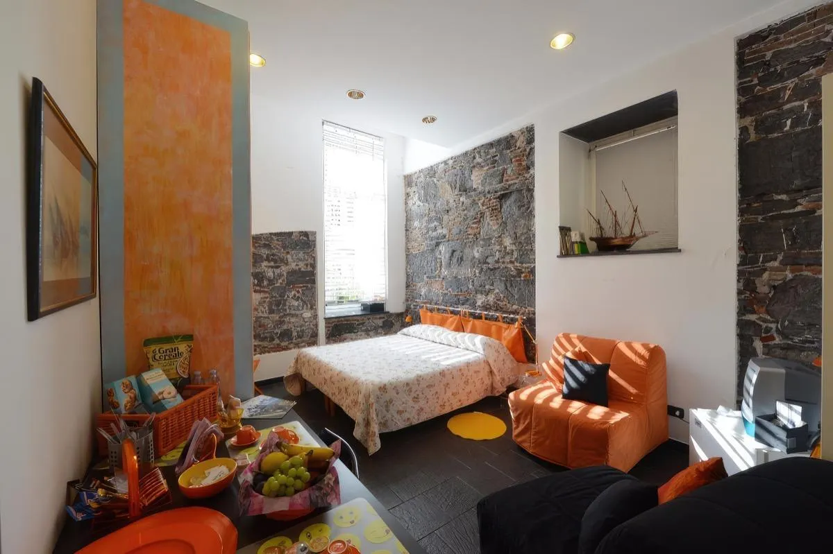 Camera Arancio – B&B Dell'Acquario GenovaAmpia camera di 28 mq con bagno interno, perfetta per quattro ospiti. Comfort e comodità nel cuore di Genova.