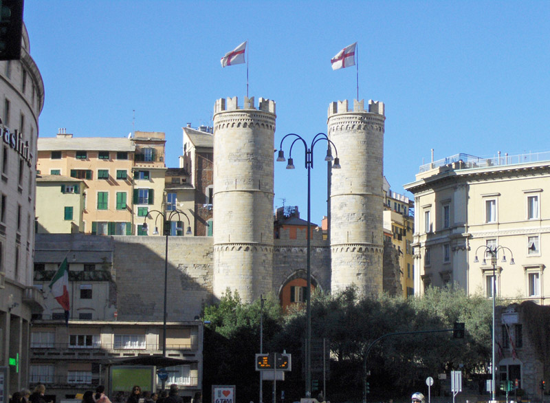 Simbolo della Genova medievale, Porta Soprana rappresenta uno dei varchi più importanti dell’antica cinta muraria.